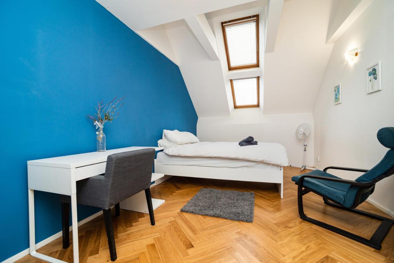 Central, Spacious, Modern 5 Bedrm Duplex W/Balcony Praha Bagian luar foto