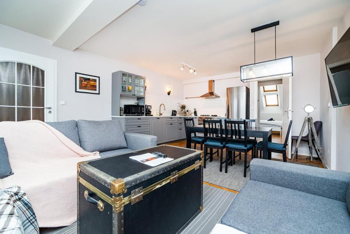 Central, Spacious, Modern 5 Bedrm Duplex W/Balcony Praha Bagian luar foto