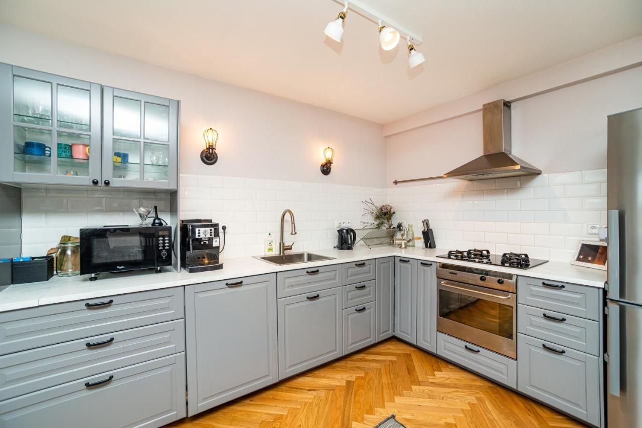 Central, Spacious, Modern 5 Bedrm Duplex W/Balcony Praha Bagian luar foto