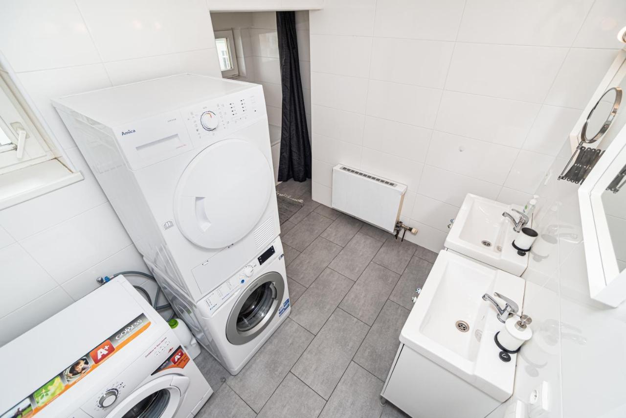 Central, Spacious, Modern 5 Bedrm Duplex W/Balcony Praha Bagian luar foto