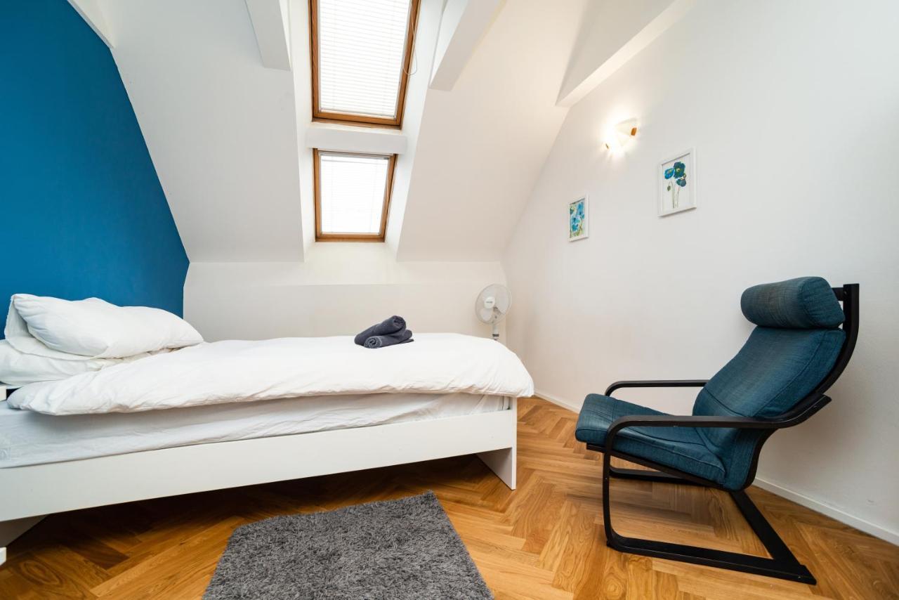 Central, Spacious, Modern 5 Bedrm Duplex W/Balcony Praha Bagian luar foto
