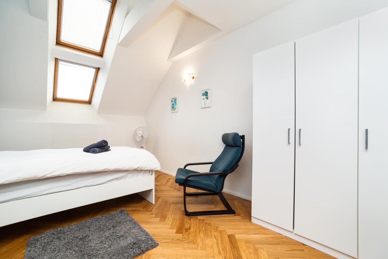 Central, Spacious, Modern 5 Bedrm Duplex W/Balcony Praha Bagian luar foto