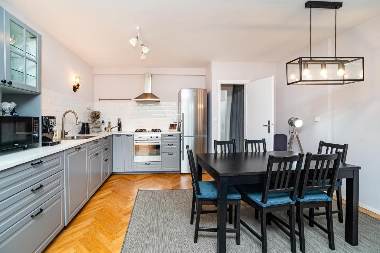 Central, Spacious, Modern 5 Bedrm Duplex W/Balcony Praha Bagian luar foto