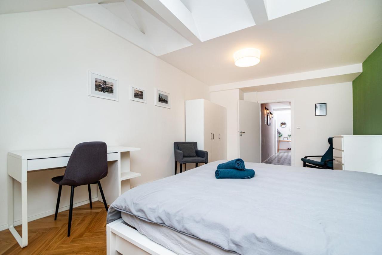 Central, Spacious, Modern 5 Bedrm Duplex W/Balcony Praha Bagian luar foto