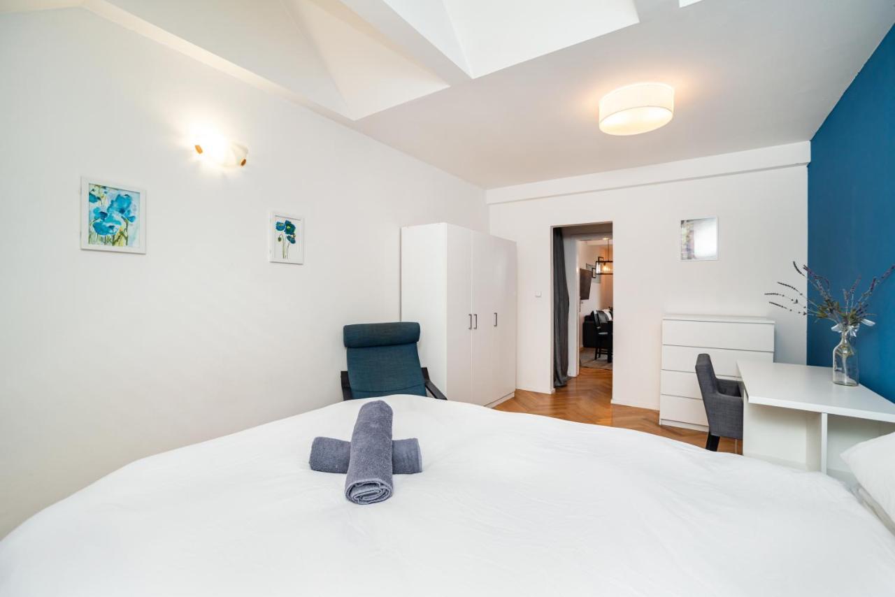 Central, Spacious, Modern 5 Bedrm Duplex W/Balcony Praha Bagian luar foto