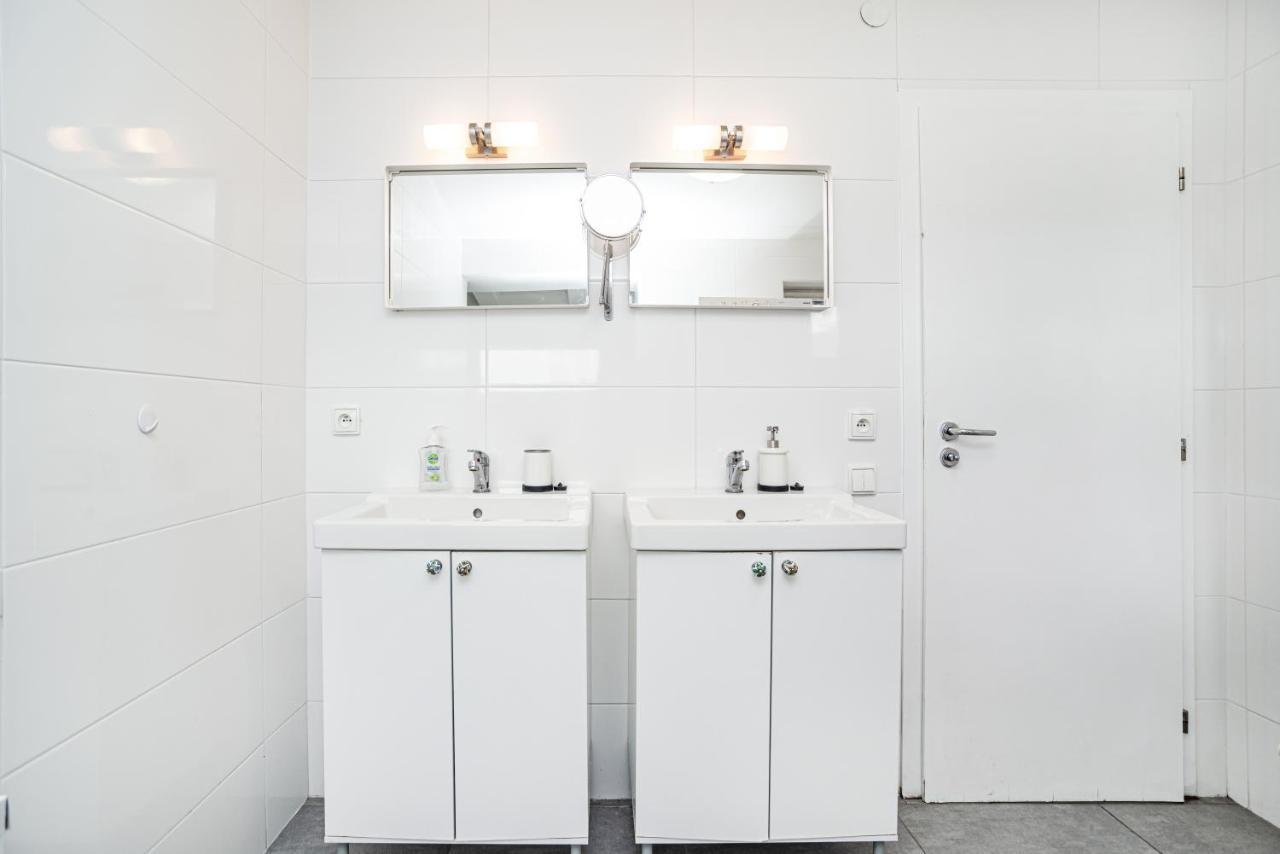 Central, Spacious, Modern 5 Bedrm Duplex W/Balcony Praha Bagian luar foto