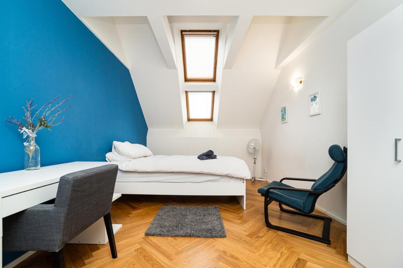 Central, Spacious, Modern 5 Bedrm Duplex W/Balcony Praha Bagian luar foto